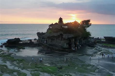 Indahnya Tanah Lot Pura Suci Di Atas Batu Karang Yang Menakjubkan Di