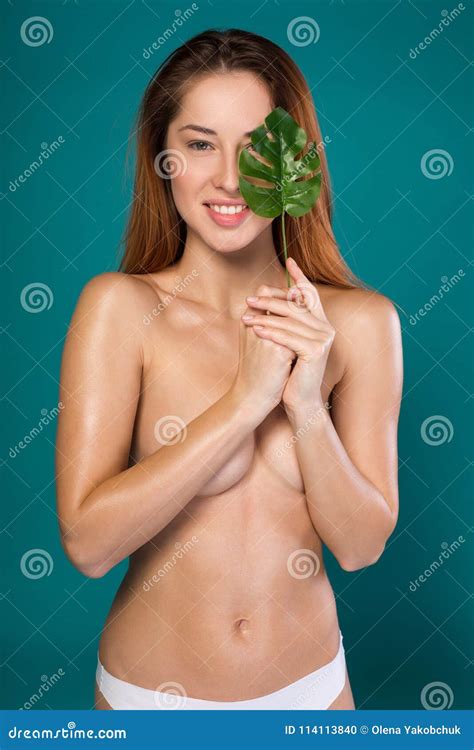 Jovem Mulher Bonita Do Nude Que Levanta Planta Foto De Stock