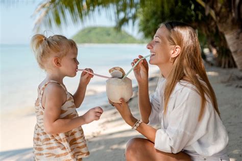 Maman Et Sa Fille Profitant De Leurs Vacances Ensoleill Es Photo Gratuite