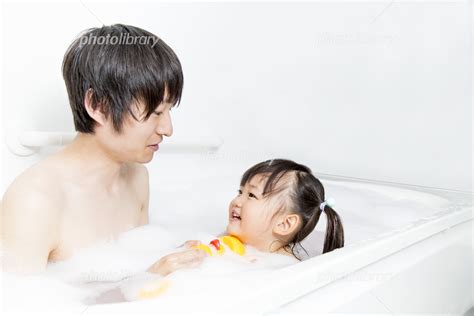 お父さんと一緒にお風呂に入る幼い女の子 写真素材 [ 5206488 ] フォトライブラリー Photolibrary