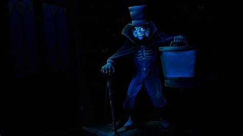 Hatbox Ghost Arrives At Magic Kingdoms Haunted Mansion