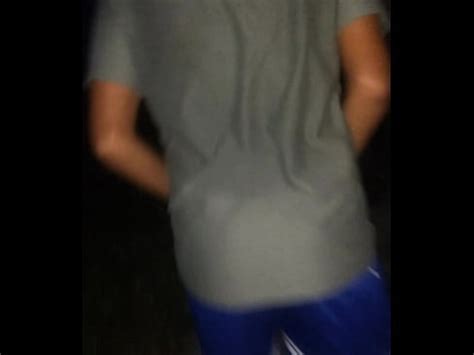 Chica dedeandose enfrente de un carro cañero XVIDEOS