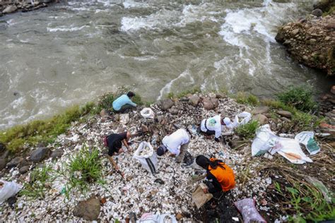 Indonesia Tenggelam Dalam Plastik Tetapi Iman Datang Dalam Tindakan