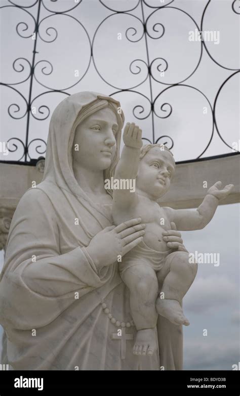 Statue of Mary and Jesus Stock Photo - Alamy