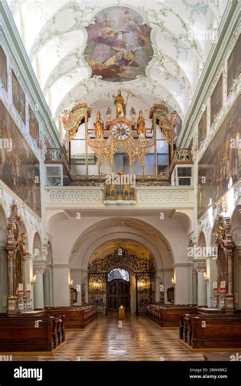 Sterreich Stadt Salzburg Stiftskirche St Peter Mittelschiff Und