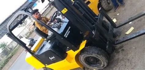 Used Godrej 3 Ton Diesel Forklift For Lifting Pallet Lifter At Rs