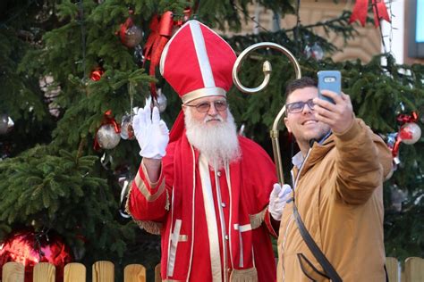 Sveti Nikola Na Korzu Darivao Najmla E Za Fotografiranje S Njim Se