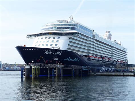 Hafen Hamburg Erstanlauf Der Mein Schiff Im Kieler Seehafen