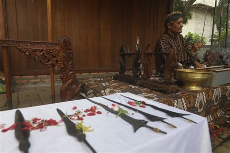 Melihat Lebih Dekat Proses Mencuci Keris Di Museum Pusaka Tmii Bagian 8