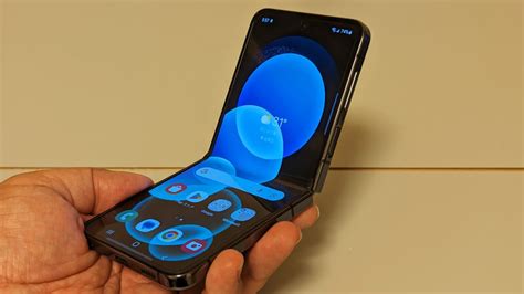 使い勝手とパフォーマンスが向上したプレミアムモデル2機種 サムスン電子の折りたたみスマホ「galaxy Z Flip5」「galaxy Z