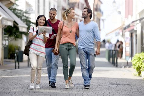 Gente De Vacaciones Caminando Por La Calle De La Ciudad Foto De Stock