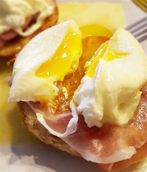 Breakfast saudade de NYC ovos benedict Pão Tostado presunto cru