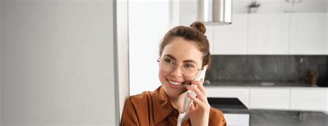 Retrato De Una Mujer Feliz En Casa Contestando Una Llamada Telef Nica