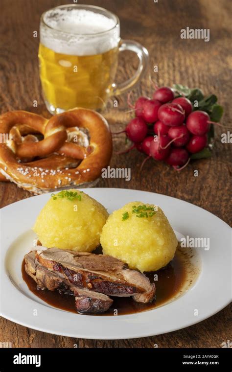 Schweinebraten Mit Knodel Fotos Und Bildmaterial In Hoher Aufl Sung