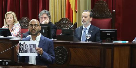 El presidente del Parlamento de Baleares rompe la foto de una víctima