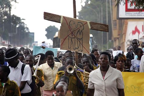 El presidente de Uganda firma la polémica ley que castiga la