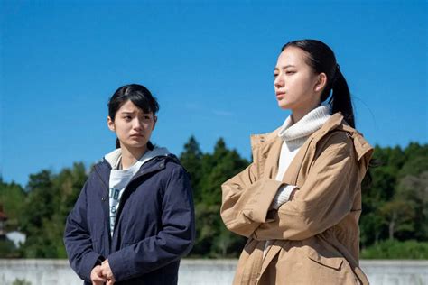 連続テレビ小説「おかえりモネ」第119話。百音（清原果耶・右）は未知（蒔田彩珠）を浜に誘い「みーちゃんは悪くない」（c）nhk ― スポニチ