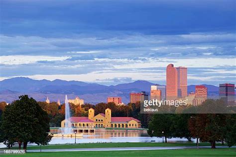 Denver Skyline At Night Stock Fotos Und Bilder Getty Images