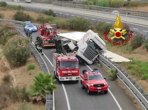 Camion Si Ribalta Nella Statale Autista Illeso Ma Traffico