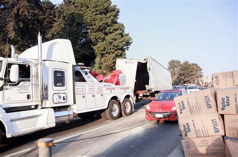 Volcadura de tráiler provoca cierre de la México Toluca a la altura de