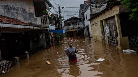 Banjir Kembali Melanda Sebagian Jakarta Sedikitnya 50 Rt Terendam Air