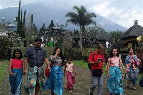 Objek Wisata Pura Besakih Buka Di Tengah Status Gunung Agung Awas