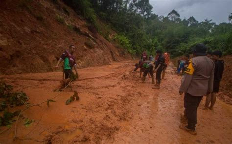 Tanah Longsor Di Kabupaten Hulu Sungai Tengah Foto Okezone News