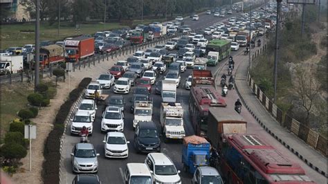 Traffic jams mostly on Delhi periphery, barricades stay | Latest News ...