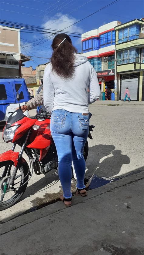 Chava nalgona en la calle con pantalón de mezclilla Mujeres bellas en