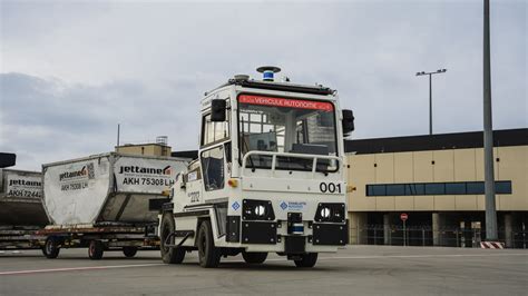 Frankfurt Flughafen Testet Selbstfahrenden Gep Ckschlepper