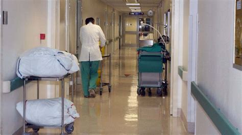 Chiamata choc dall ospedale Suo padre è deceduto Ma avevano fatto il