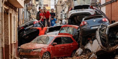 Alluvione Spagna Stiamo Lottando Contro Il Fango Per Tirar Fuori I