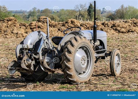 El Massey Gris Viejo Fergusen El Tractor En El Partido De Arado Foto