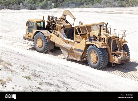 Earth Moving Machine Self Propelled Scrapers Or Tractor Scrapers Motor