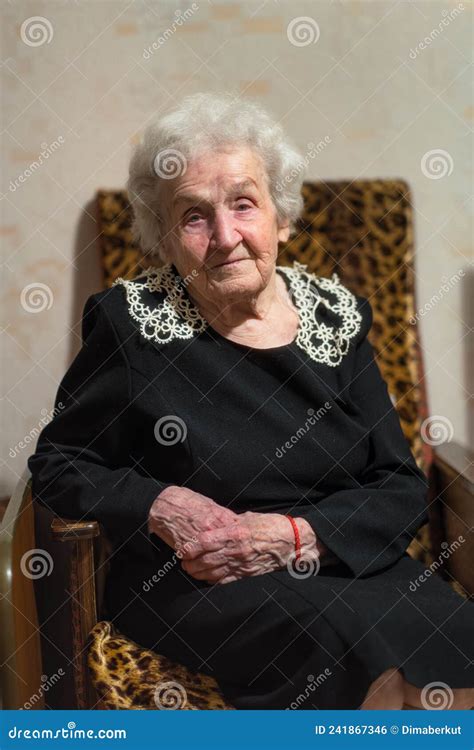 Une Vieille Femme Assise Dans Un Fauteuil Dans Sa Maison Photo Stock