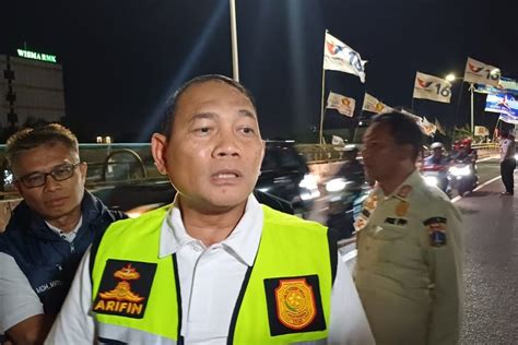 Foto Satpol PP DKI Mulai Tertibkan APK Semrawut Dan Membahayakan