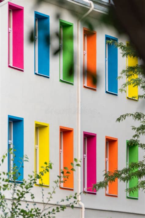 Ventanas De Colores Hermosos De Una Escuela De Bucarest Imagen De