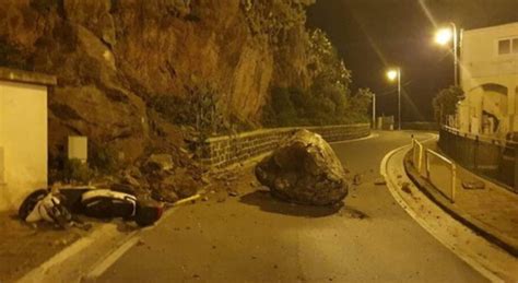 Frana A Ischia Pesante Masso Si Stacca Da Un Costone Roccioso E Cade