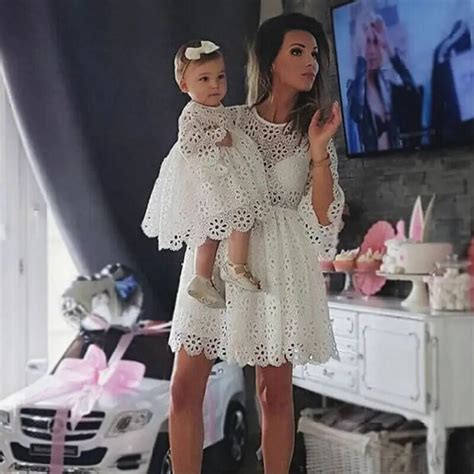 Moda família roupas combinando mãe filha vestidos branco oco floral