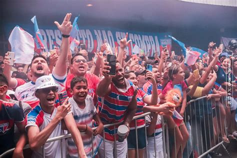 Torcida Do Fortaleza Lota Aeroporto Em Embarque Do Elenco Ao Uruguai