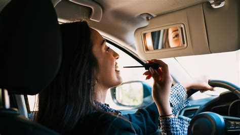 Erlaubt Oder Verboten Darf Ich Mich Beim Autofahren Schminken BUNTE De