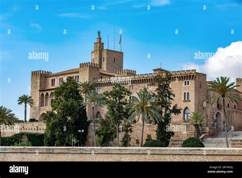 Palais royal de la Almudaina à côté de la cathédrale la Seu Une des