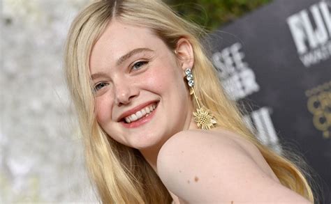 Elle Fanning Y El Vestido Verde Con Sello Español