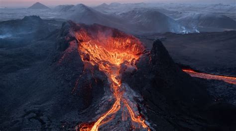 Iceland Erupting Volcano Emits Poisonous Gasses Authorities Issue Warning Men S Journal