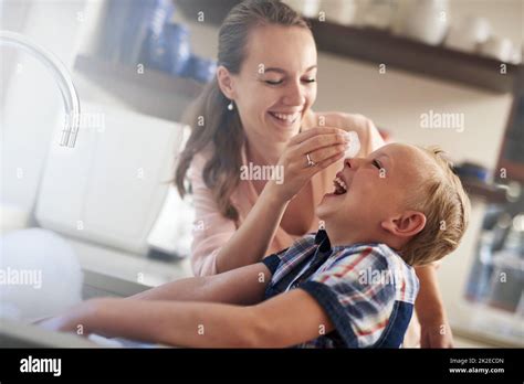 Une M Re Qui S Amuse Avec Son Fils Banque De Photographies Et Dimages