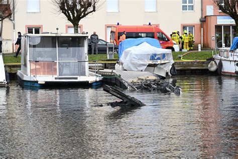 Digoin Une Dizaine De Bateaux En Feu Et D Truits Dans Le Port Du