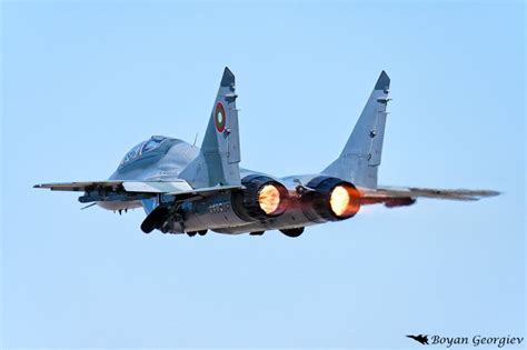 МиГ-29 поздрави курсантите в Долна Митрополия (снимки) — OFFNews