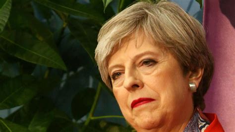 Royaume Uni privée de sa majorité absolue Theresa May reconduit les