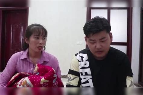 儿子出万让妈妈当保姆，出差回家，却看到妻子和孩子打地铺