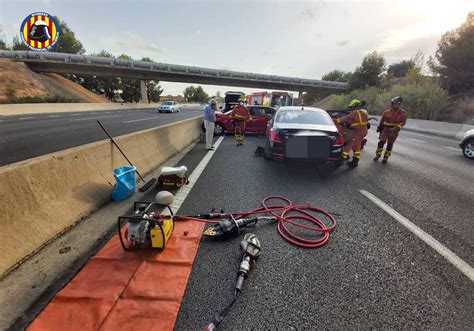 Tres heridos uno de ellos grave en un accidente entre tres vehículos